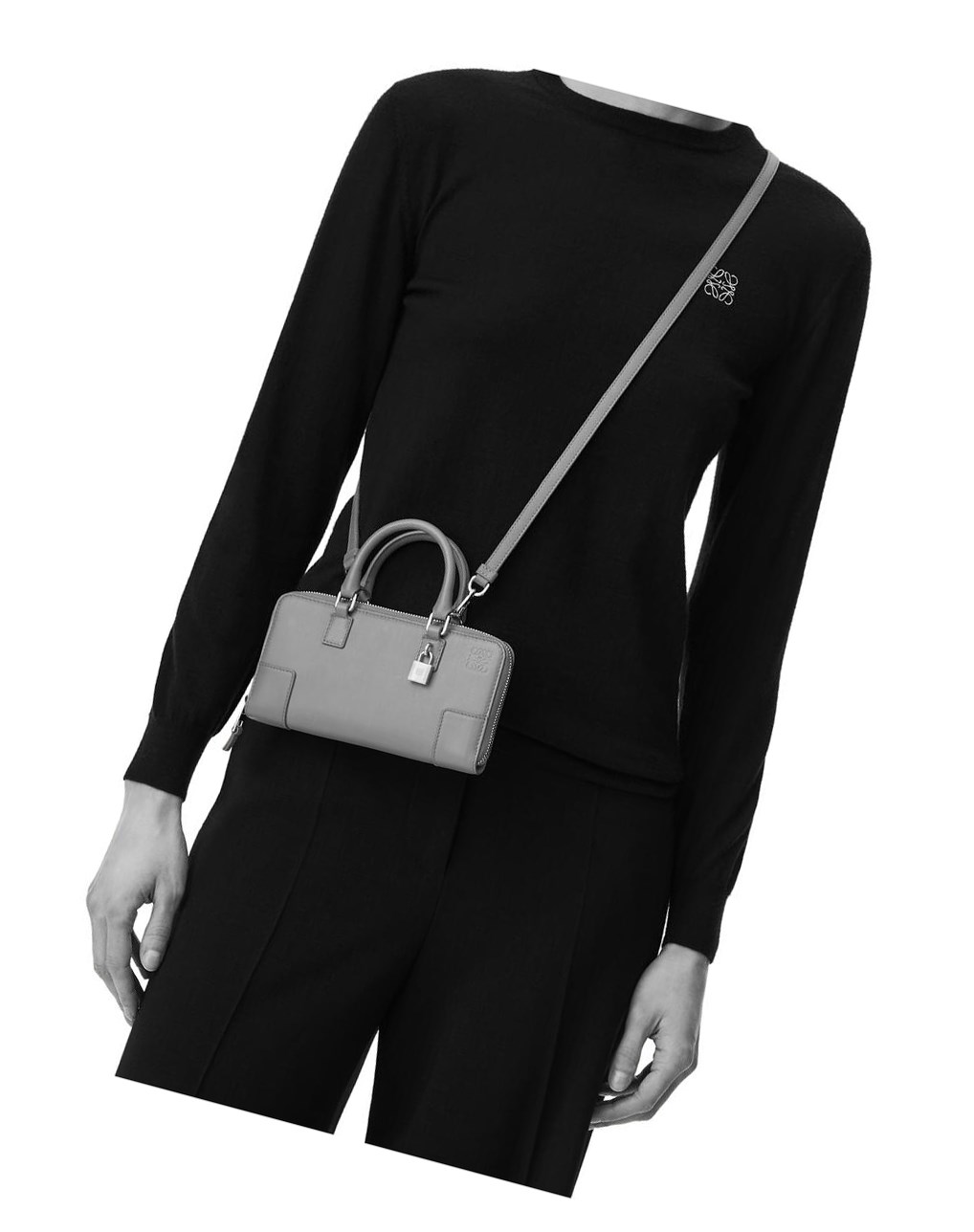 Loewe Amazona Pouch in nappa calfskin Warm Desert | JNYMP-0329