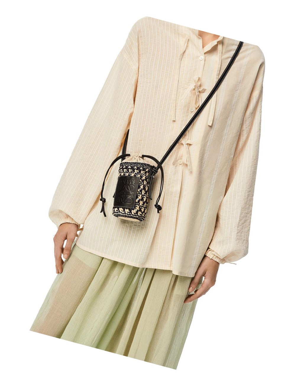 Loewe Cylinder Pocket in iraca palm and calfskin Azul Marino Azules | JGVAB-3826