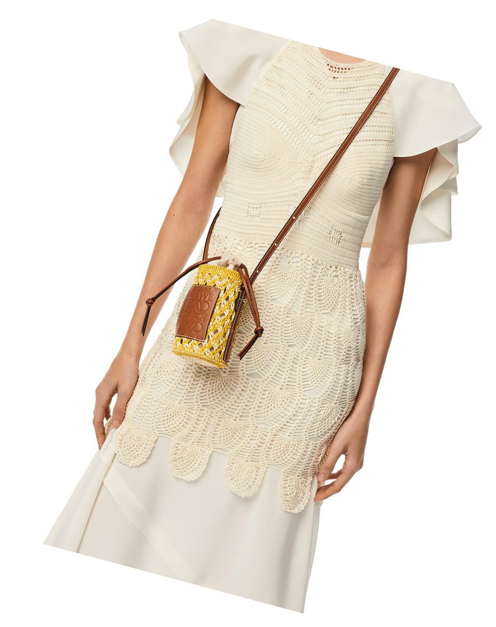 Loewe Cylinder Pocket in iraca palm and calfskin Amarillos | RQKDI-9384