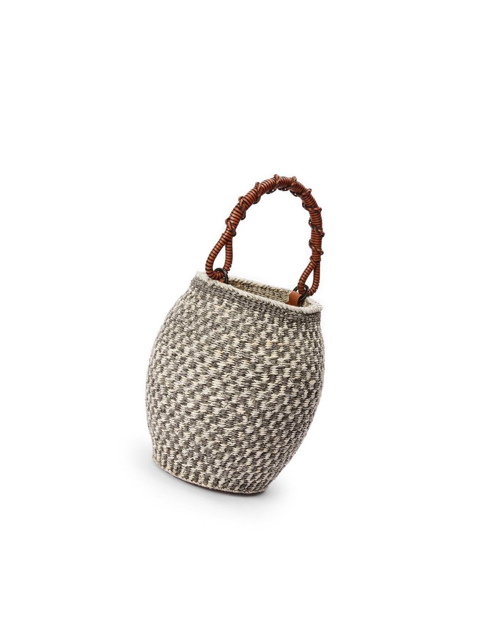Loewe Jiseung Bucket bag in paper and calfskin Natural / Tan | DUGEF-9058