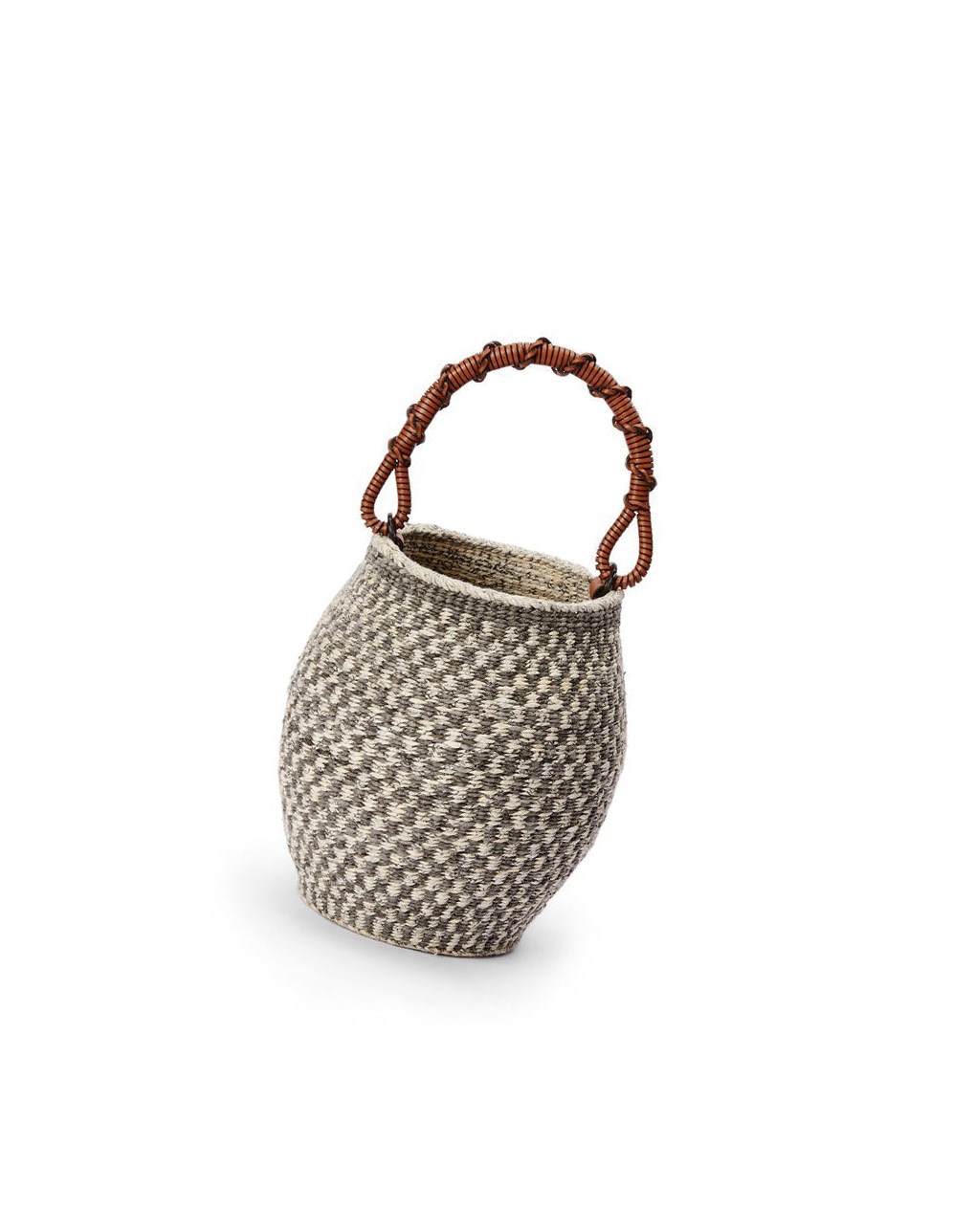 Loewe Jiseung Bucket bag in paper and calfskin Natural / Tan | DUGEF-9058