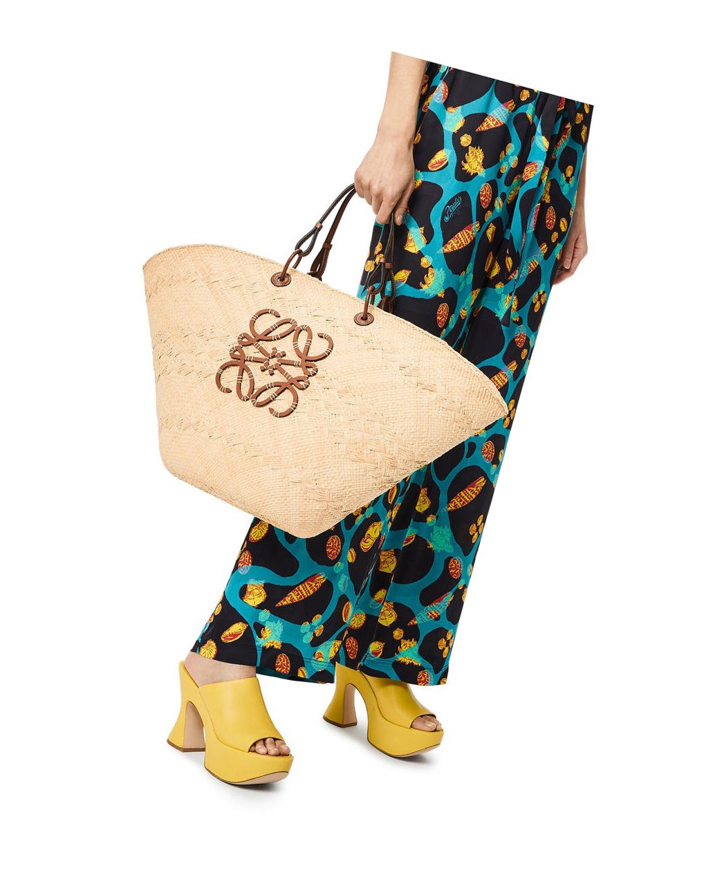 Loewe Large Anagram Basket bag in iraca palm and calfskin Natural / Tan | OGACY-2907