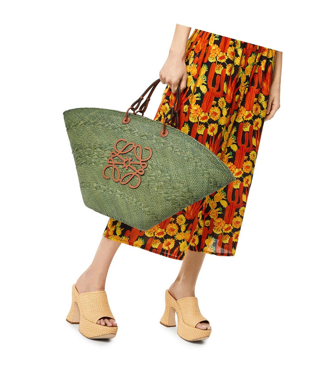 Loewe Large Anagram Basket bag in iraca palm and calfskin Verdes | ZMRFK-0542