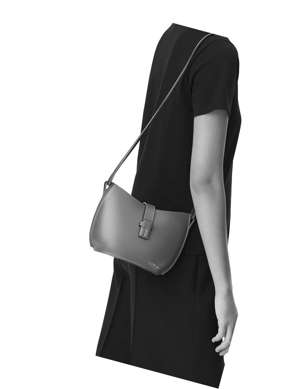 Loewe Moulded Bucket bag in calfskin Tan | QRUJF-3607