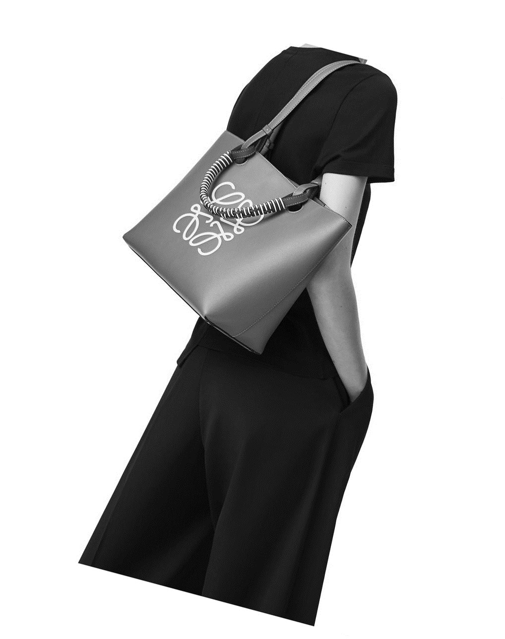 Loewe Small Anagram Tote in classic calfskin Negros Blancos | ZVMIX-8364