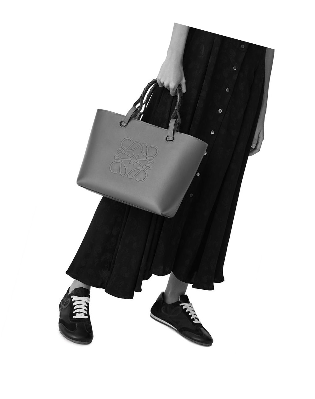 Loewe Small Anagram Tote in grained calfskin Negros | NJIBP-1049