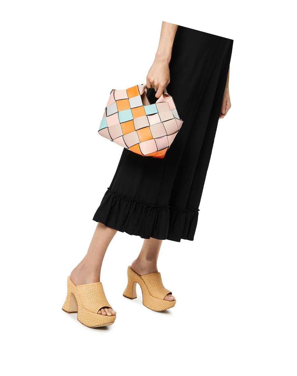 Loewe Small Surplus Cuero Woven basket bag in calfskin Albaricoque Dorados | FGIUR-4762