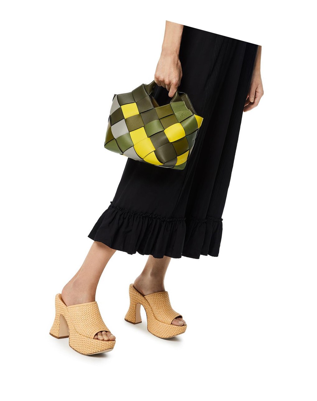 Loewe Small Surplus Cuero Woven basket bag in classic calfskin Verdes Verdes | QSHLO-0425