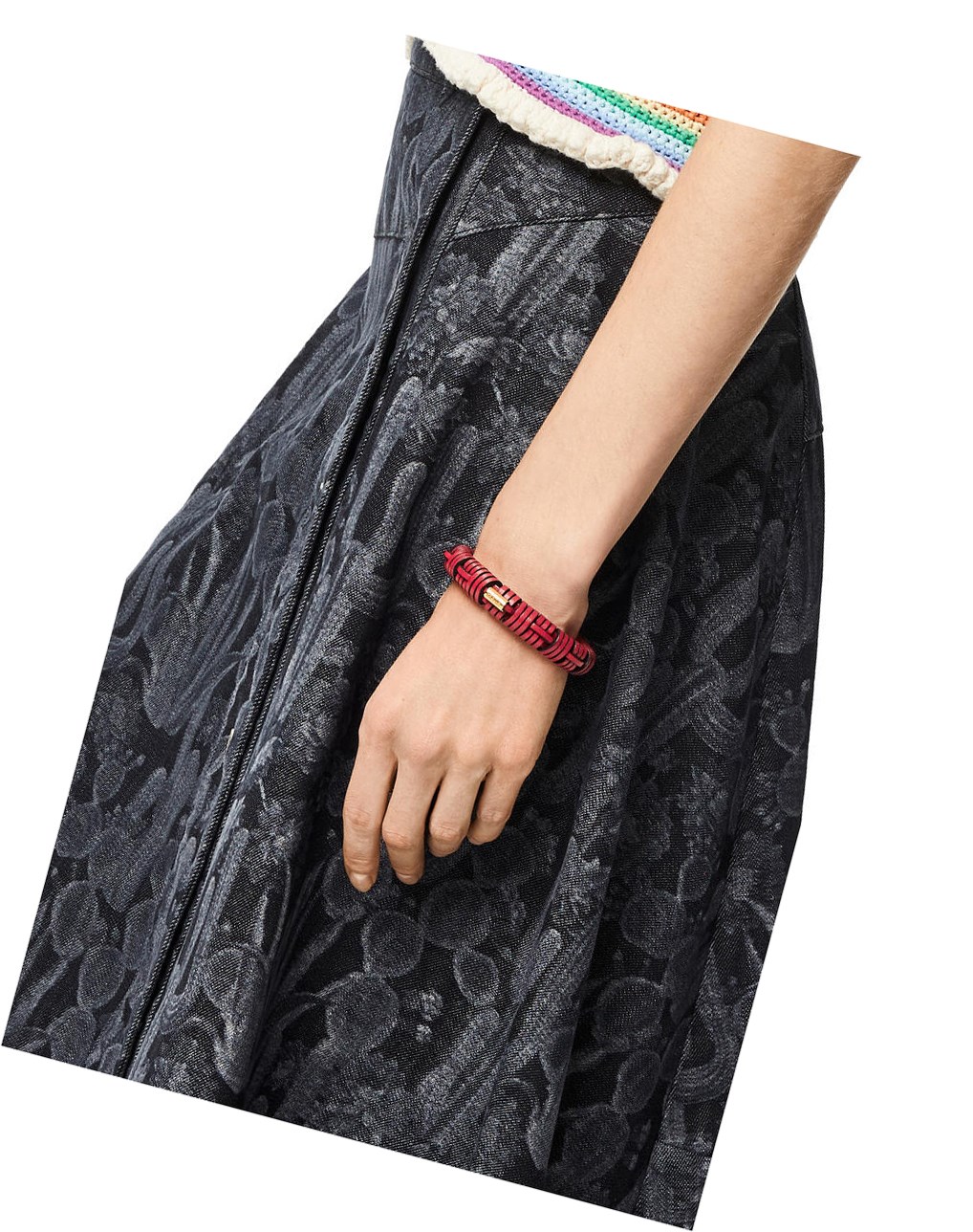 Loewe Woven bangle in brass and classic calfskin Fucsia | DYTRG-2781
