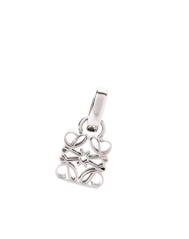 Loewe Anagram charm in sterling silver Plateados | VGBTW-2180