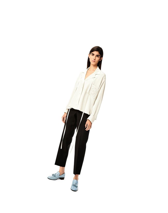 Loewe Anagram embroidered pyjama blouse in satin Blancos | DNTLZ-3216