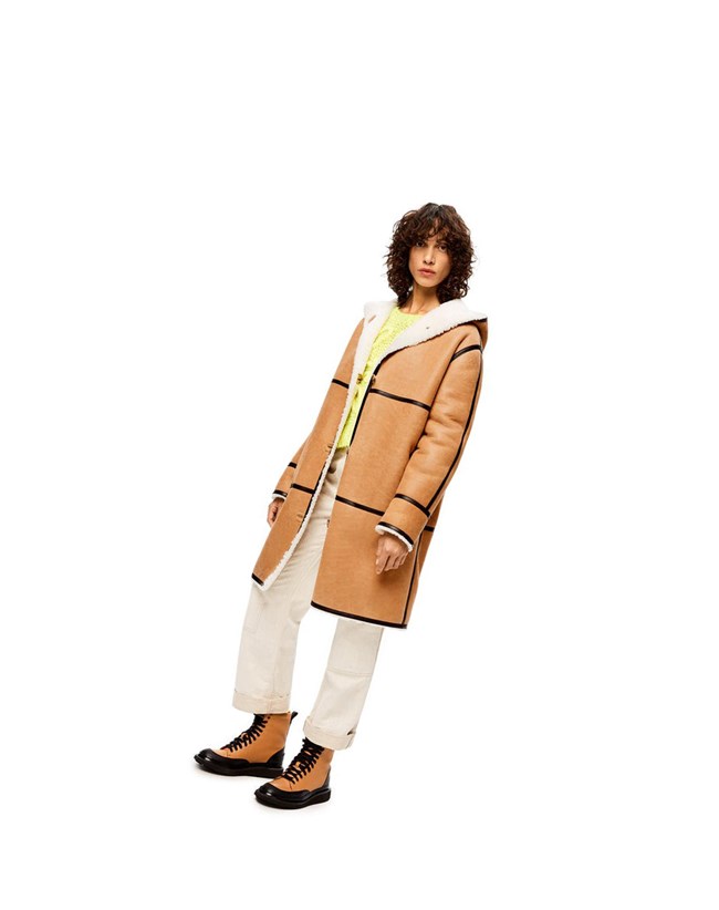 Loewe Encapuchado coat in shearling Beige Marrom Oscuro | XYHBZ-5310