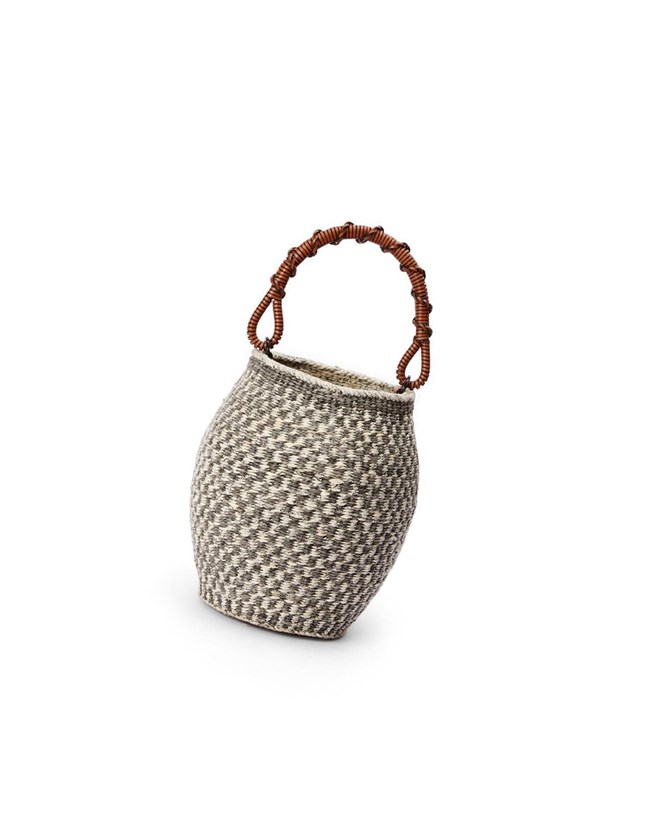 Loewe Jiseung Bucket bag in paper and calfskin Natural / Tan | DUGEF-9058