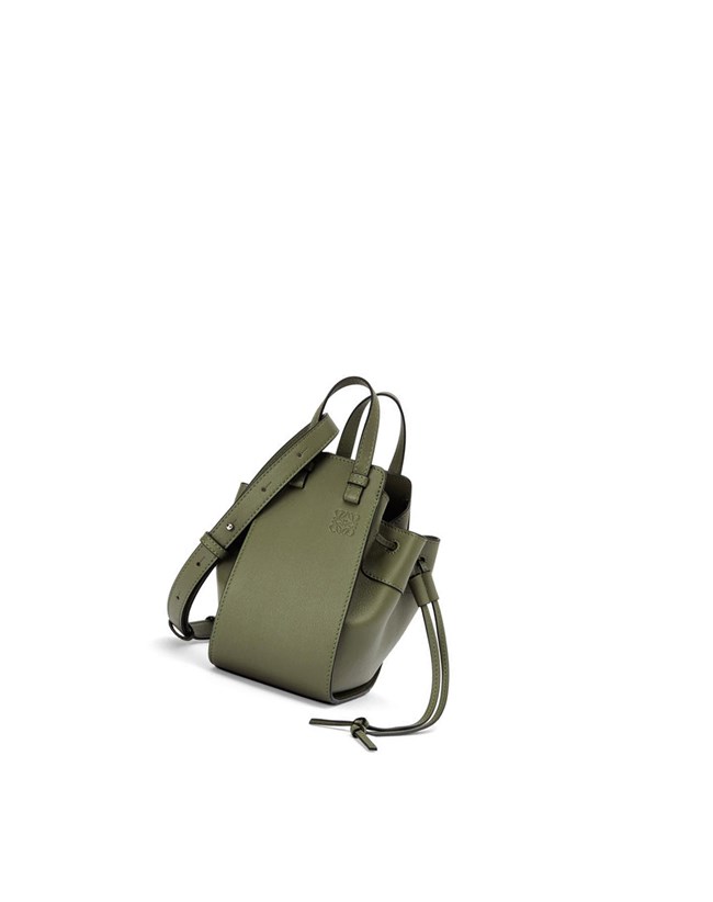 Loewe Mini Hammock drawstring in classic calfskin Verdes | UOGYQ-0825