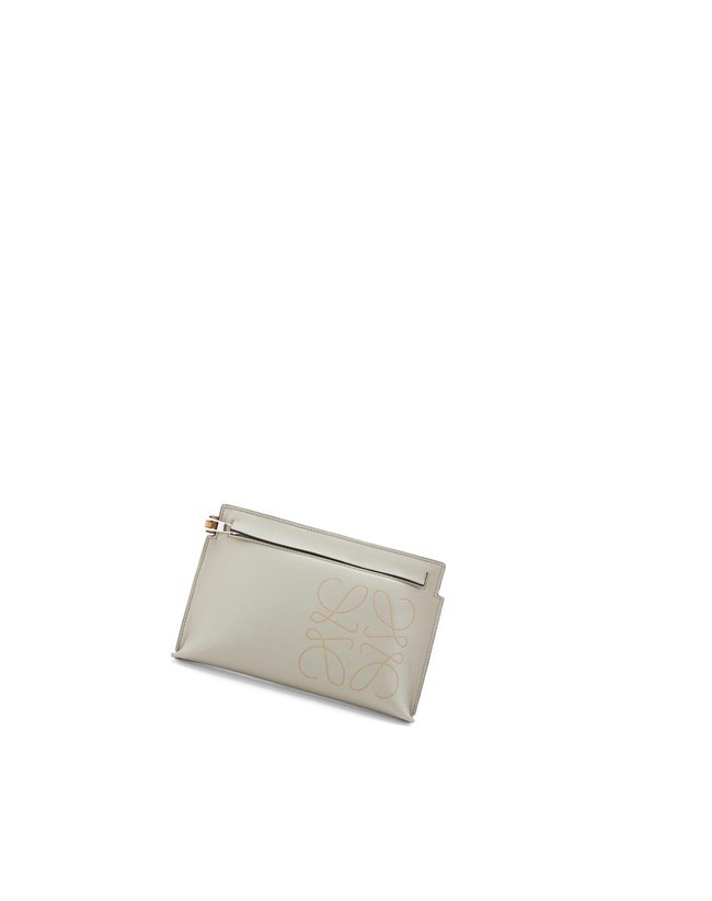 Loewe Mini T Pouch in classic calfskin Verdes Claro Dorados Oscuro | GATCU-7908