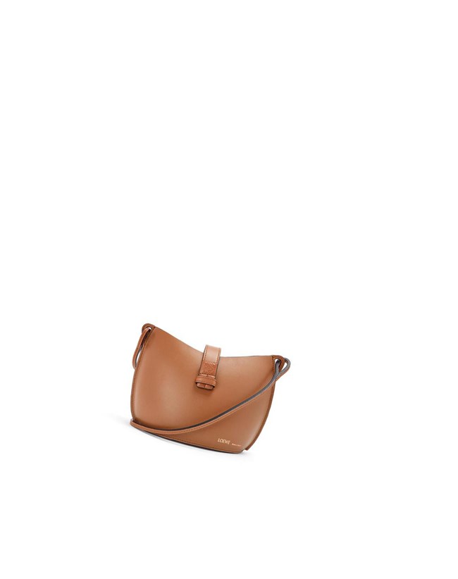 Loewe Moulded Bucket bag in calfskin Tan | QRUJF-3607