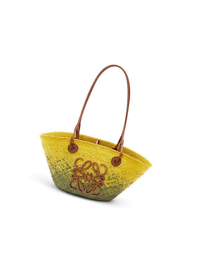 Loewe Small Anagram Basket bag in iraca palm and calfskin Kaki Verdes Amarillos | BYVEC-2508