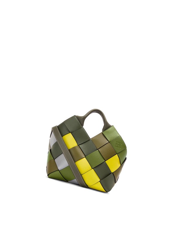 Loewe Small Surplus Cuero Woven basket bag in classic calfskin Verdes Verdes | QSHLO-0425