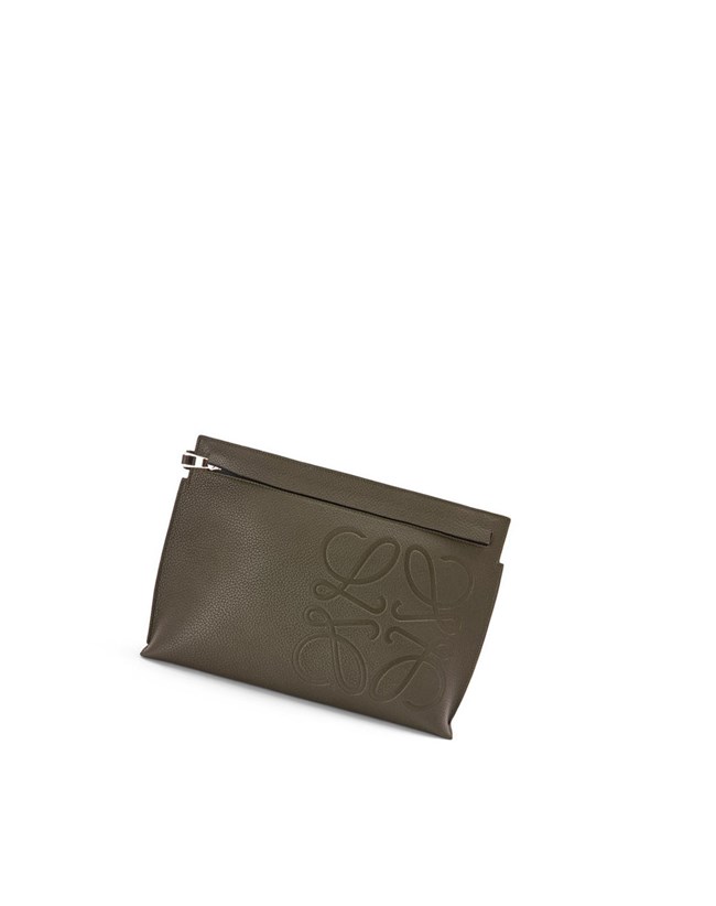 Loewe T Pouch in grained calfskin Kaki Oscuro Verdes | KIFJQ-7851